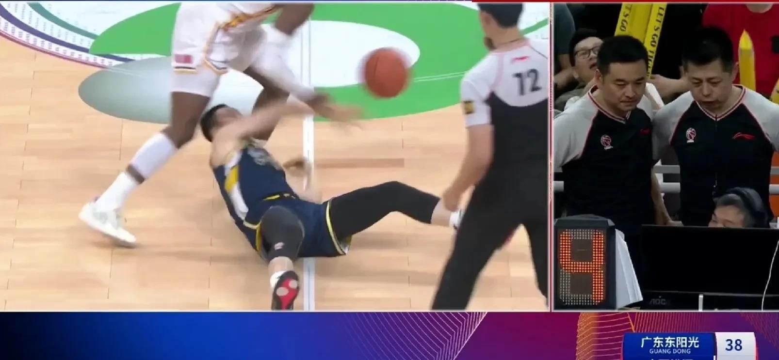 转会期社区盾焦点战，广厦男篮单刀错失，赛场秩序良好，训练强度明显提升的简单介绍